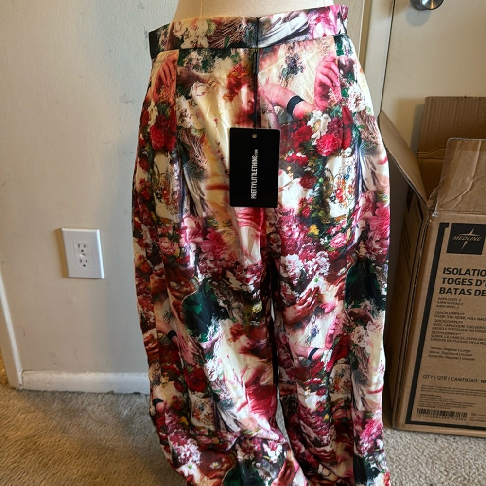 Large pretty lil thing with tag never worn